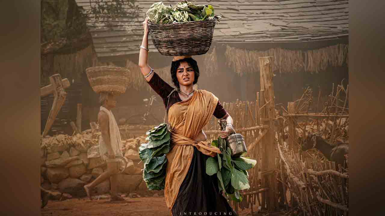 Bhogi Movie | చేతిలో క్యారేజీ, మోదుగ ఆకులతో అనుపమ.. ఆకట్టుకుంటున్న ‘భోగి’ ఫస్ట్ లుక్!