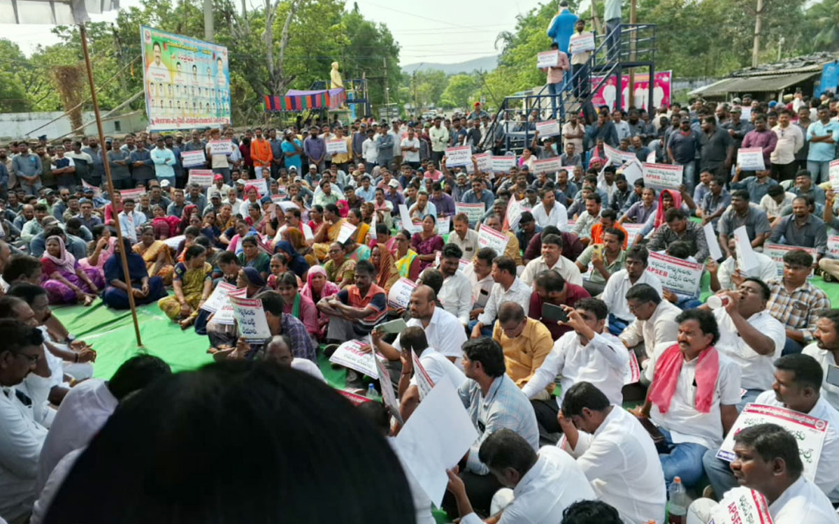 ఆర్టిజన్ల ధర్నా - దద్దరిల్లిన కేటీపీఎస్ ప్రాంగణం