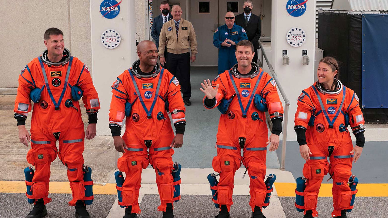 Artemis II: చంద్రుడిని దాటి 6400 మైళ్ల దూరం ప్ర‌యాణించ‌నున్న వ్యోమ‌గాములు