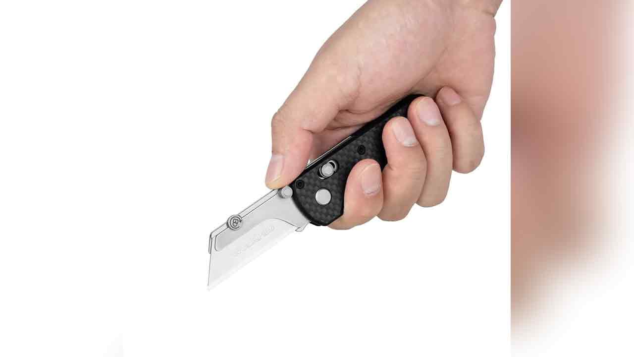 Attapur | నిద్రిస్తున్న వ్యక్తిపై వ్యక్తిపై బ్లేడుతో దాడి చేసిన దుండగుడు