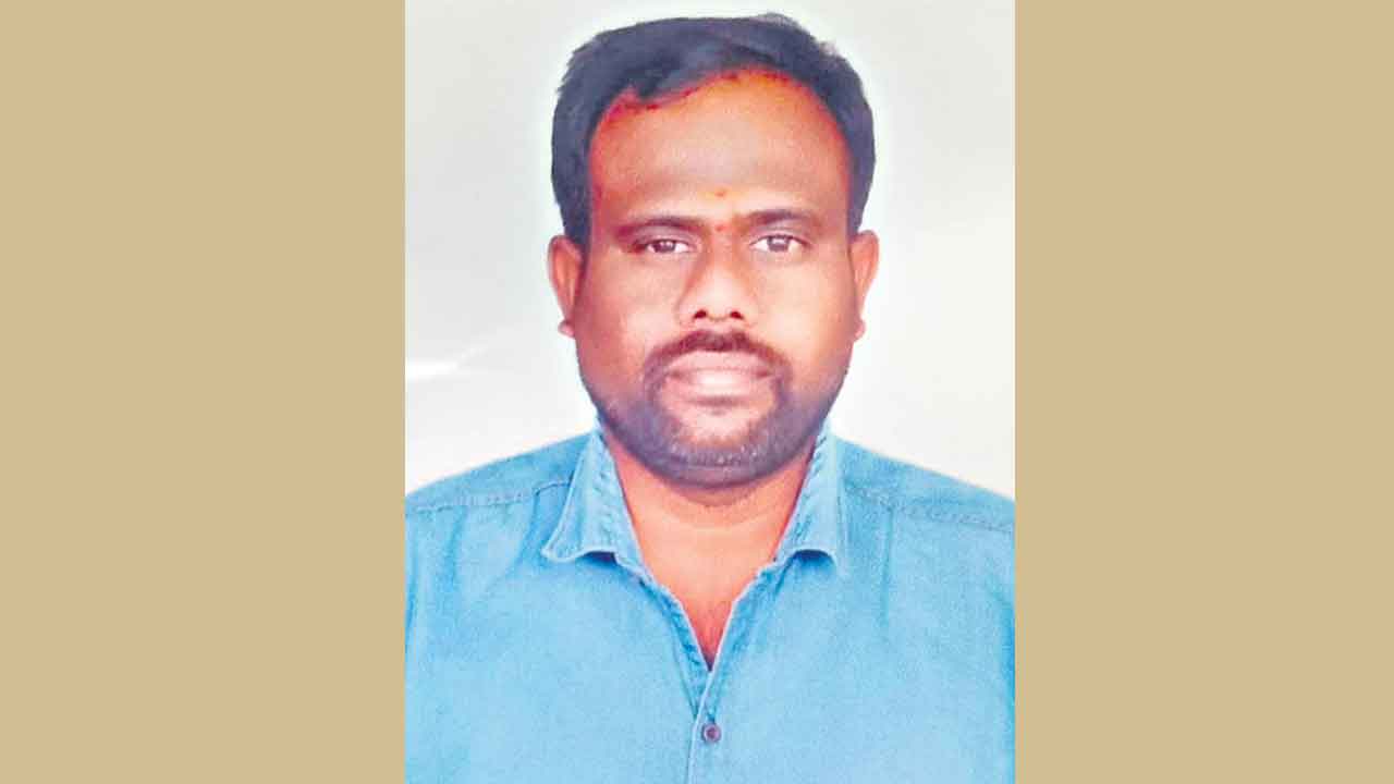 ఉపాధి కరువై మరో ఆటో డ్రైవర్‌ ఆత్మహత్య