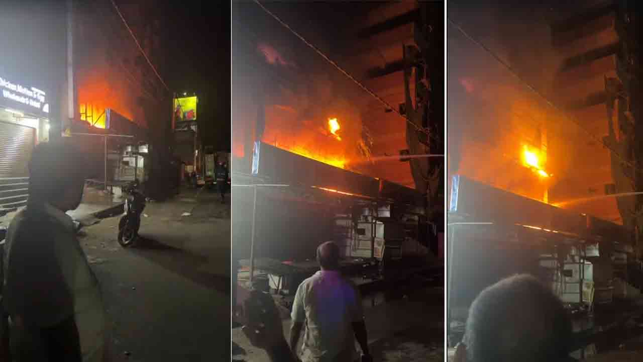 Fire Accident | బండ్లగూడలో అగ్నిప్రమాదం.. మంటల్లో తగలబడుతున్న బట్టల షాపు