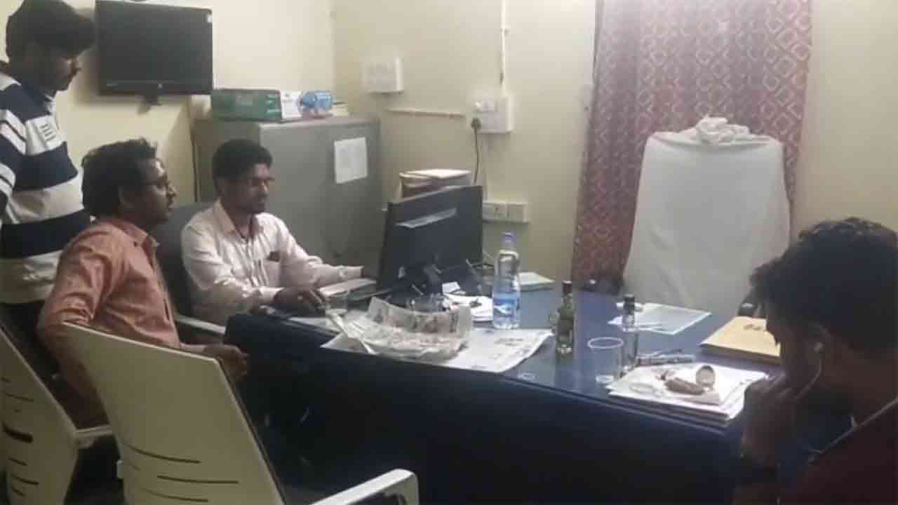 Viral Video | అర్ధరాత్రి బ్యాంక్ చైర్మన్ చాంబర్‌లో మందు పార్టీ.. మోత్కూరు పీఏసీఎస్ సిబ్బంది నిర్వాకం బట్టబయలు!