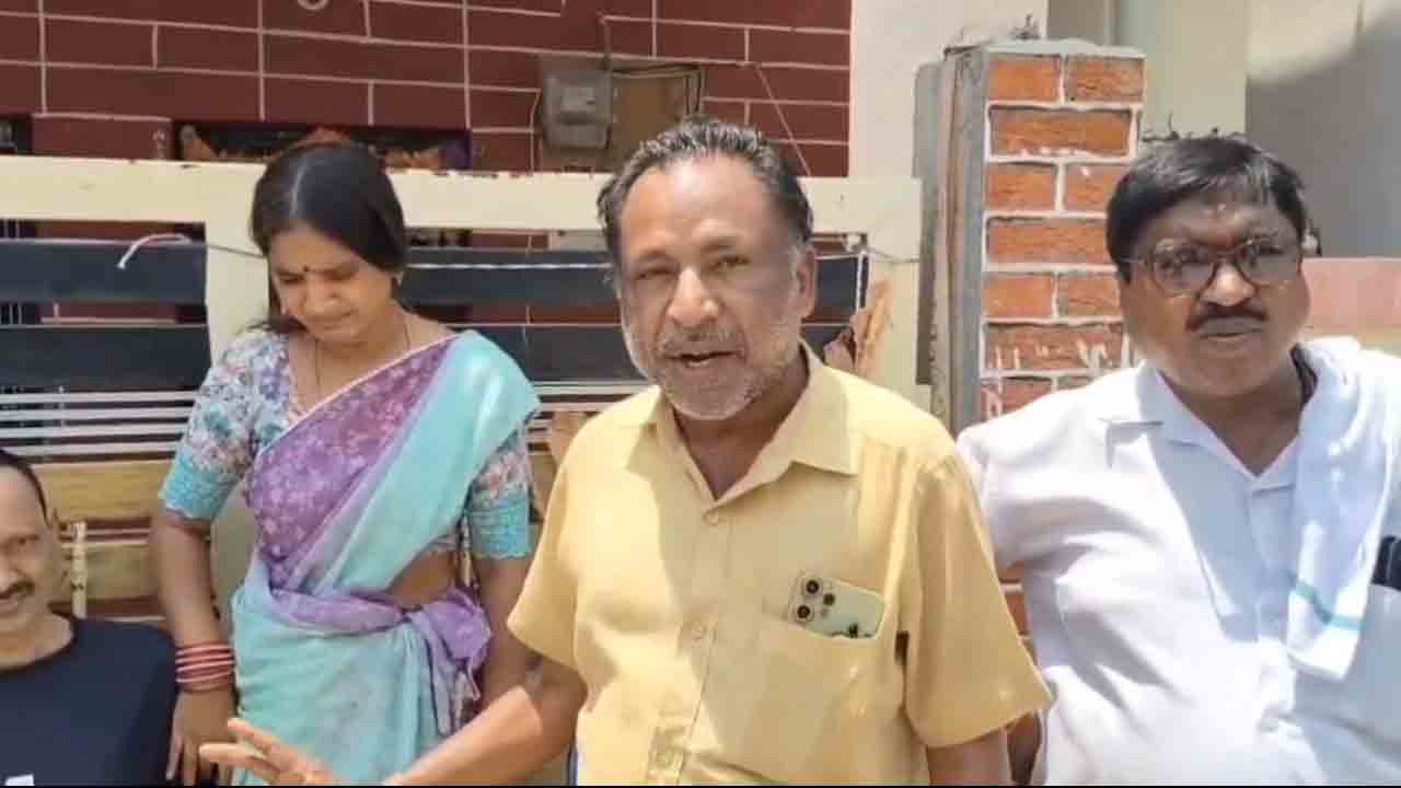 Bank Staff | కాలు కోల్పోయినా.. లోన్‌ కోసం కుటుంబాన్ని వదలని బ్యాంకు సిబ్బంది