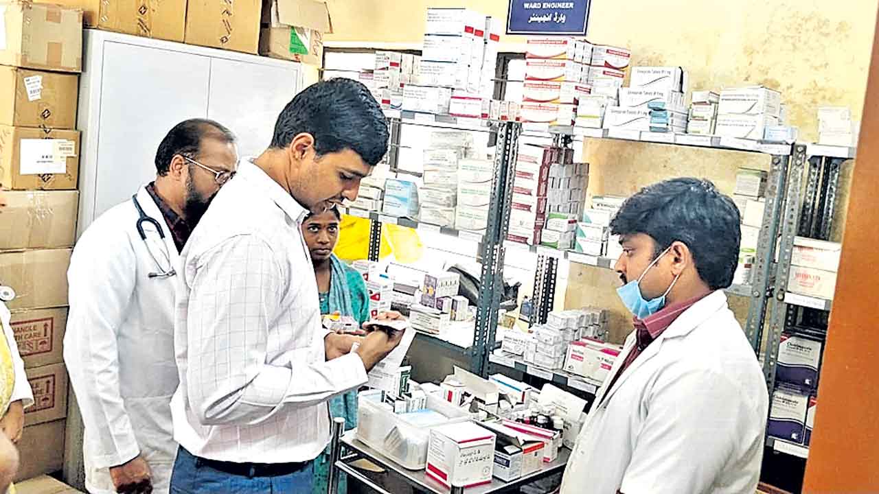 బస్తీ దవాఖానలో కలెక్టర్‌ తనిఖీ