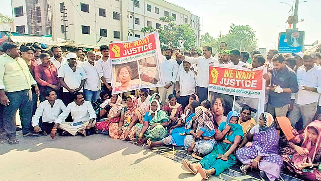 BC Girls Hostel | ఎల్లారెడ్డి బీసీ హాస్టల్‌లో విద్యార్థిని అనుమానాస్పద మృతి..బాధిత కుటుంబానికి మద్దతుగా జాజాల ధర్నా