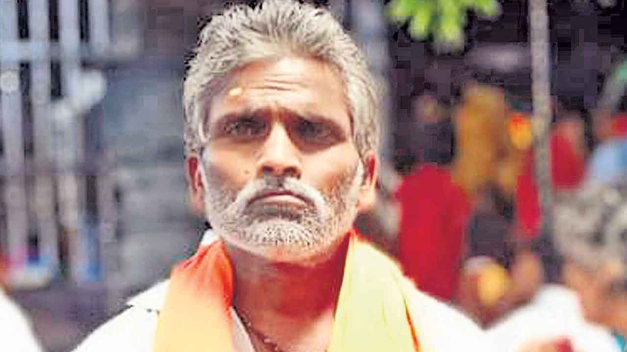 ఆర్టీసీ బస్సు చక్రాల కింద తల పెట్టి ఆత్మహత్య