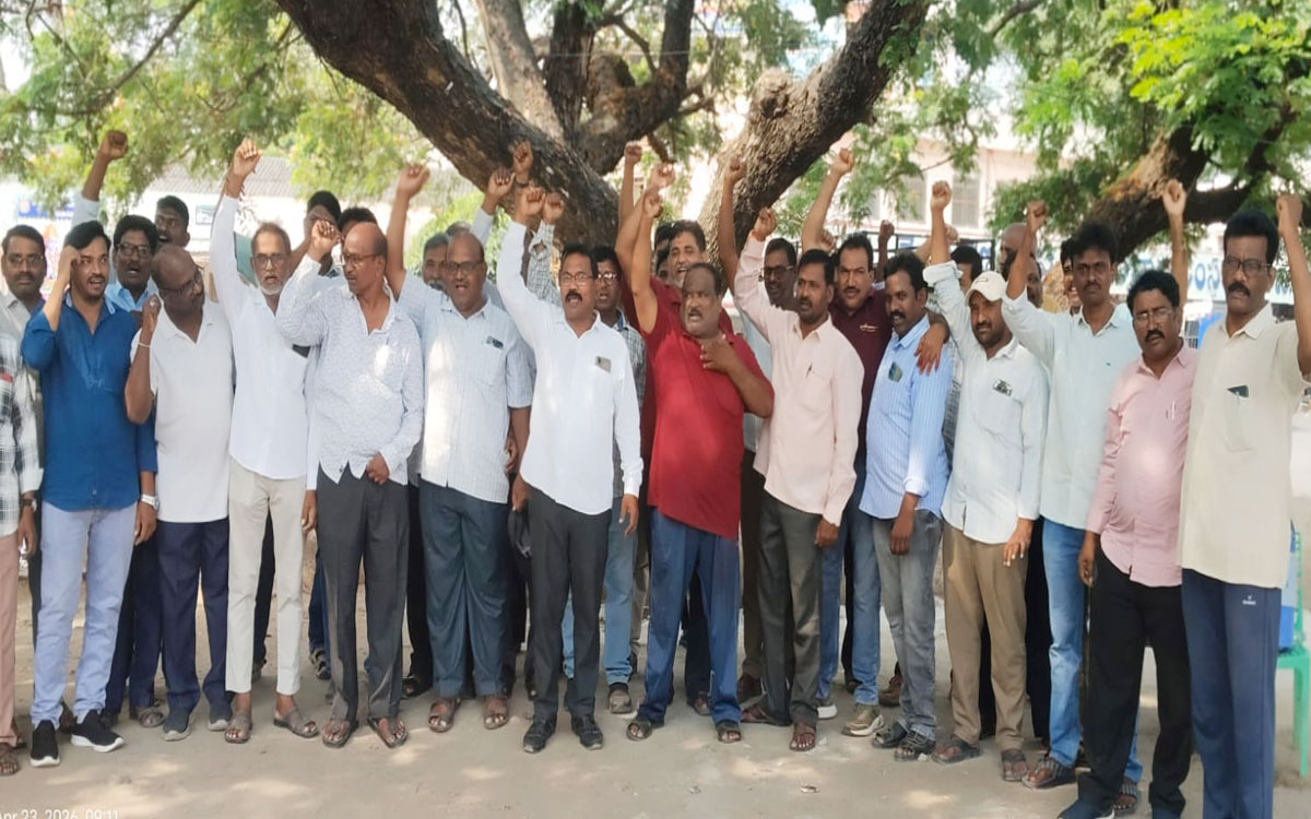 భద్రాచలంలో కొనసాగుతున్న ఆర్టీసీ ఉద్యోగుల సమ్మె