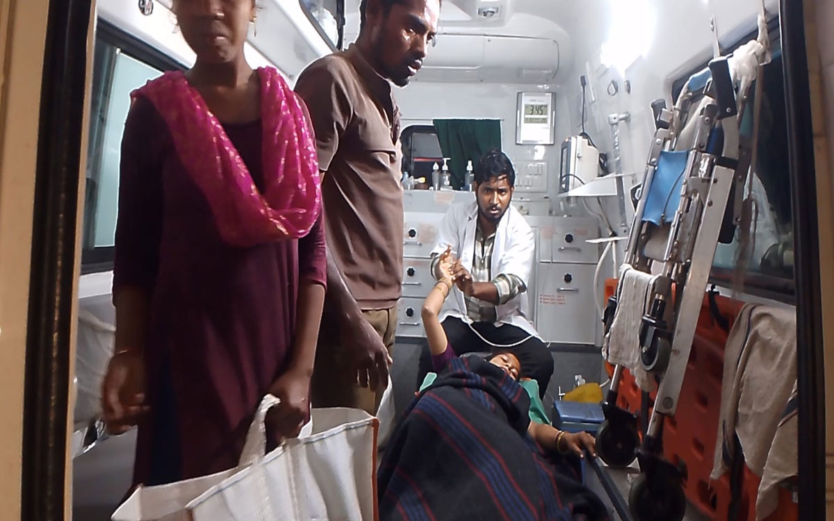 నిండు గర్భిణికి ఎంత కష్టం..