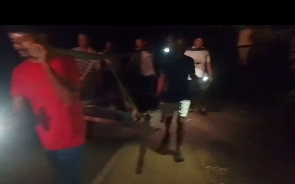 నిండు గర్భిణికి ఎంత కష్టం..