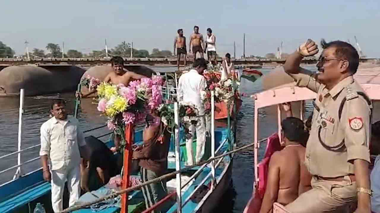 boat capsizes in Vrindavan | యమునా నదిలో పడవ బోల్తా.. పది మంది మృతి, పలువురు గల్లంతు