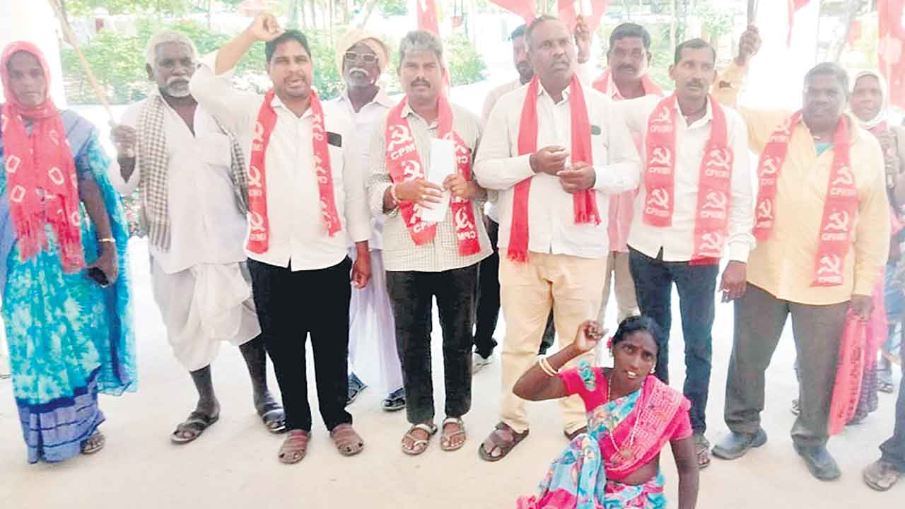 ఆరు గ్యారెంటీలు అమలు చేయాలని ధర్నా..