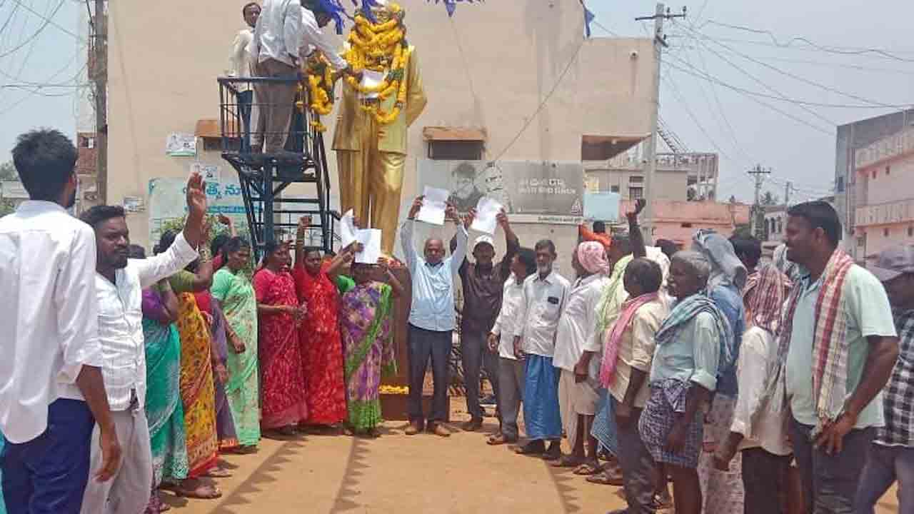 Parigi | భూ సేకరణ రద్దు చేయాలంటూ అంబేద్కర్‌ విగ్రహానికి రైతుల వినతి