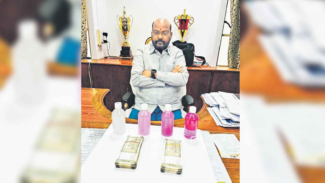 ఏసీబీకి పట్టుబడ్డ అసోసియేట్‌ డీన్‌ గోవర్ధన్‌