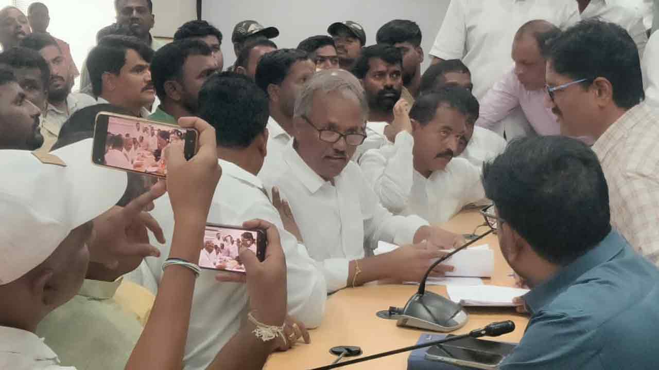 BRS | ప్రజావాణిలో ఫిర్యాదు చేయకుండా బీఆర్‌ఎస్ నాయకులను అడ్డుకున్న పోలీసులు