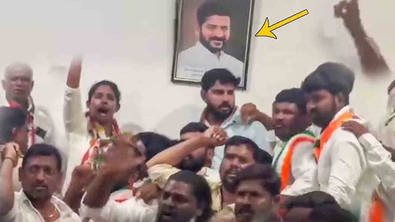 జాతిపితపై కోతిమూక దాడి