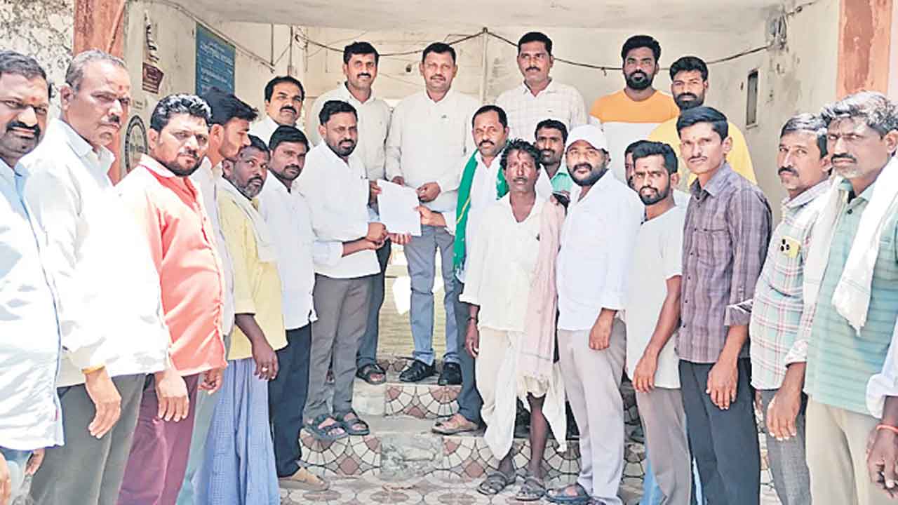 మక్కల కొనుగోలు కేంద్రాలు ఏర్పాటు చేయాలి