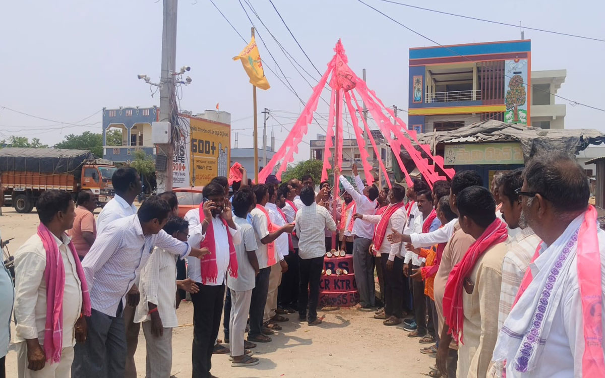 మునుగోడులో ఘనంగా బీఆర్ఎస్ ఆవిర్భావ దినోత్సవ‌ వేడుకలు