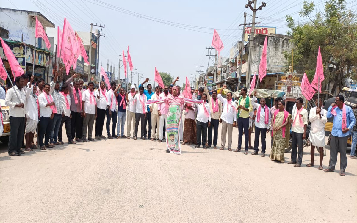 ఎస్సారెస్పీ నీటి విడుదల కోసం తుంగ‌తుర్తిలో బీఆర్ఎస్ నిరసన