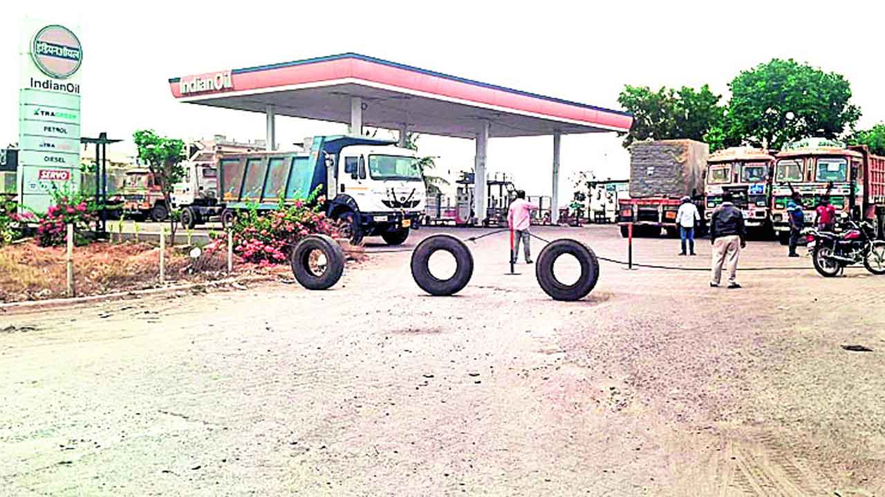 వరి కోతలకు డీజిల్‌ దెబ్బ