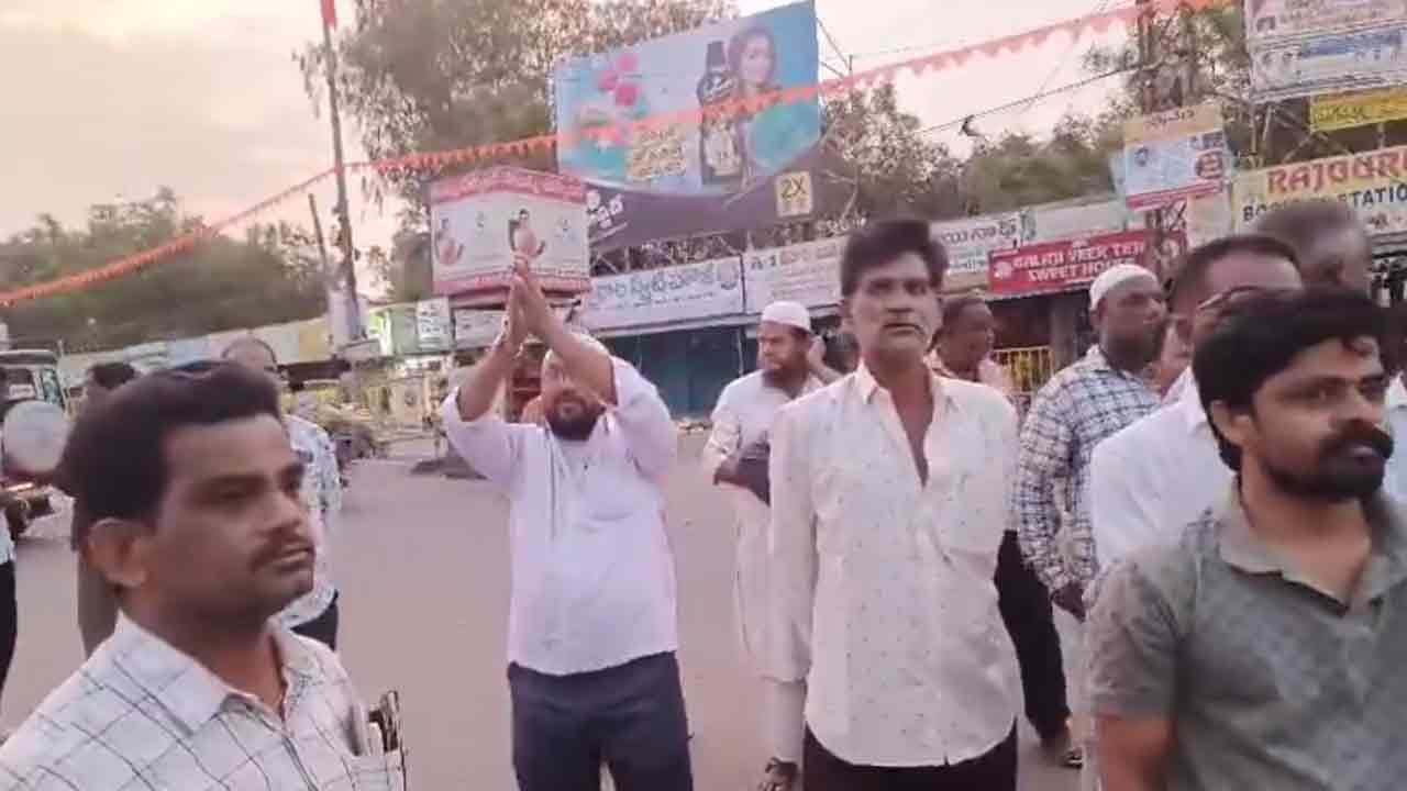 RTC | ప్రైవేట్ డ్రైవర్లకు దండం పెడుతూ బస్సులు నడుపొద్దని వేడుకుంటున్న ఆర్టీసీ కార్మికులు : వీడియో