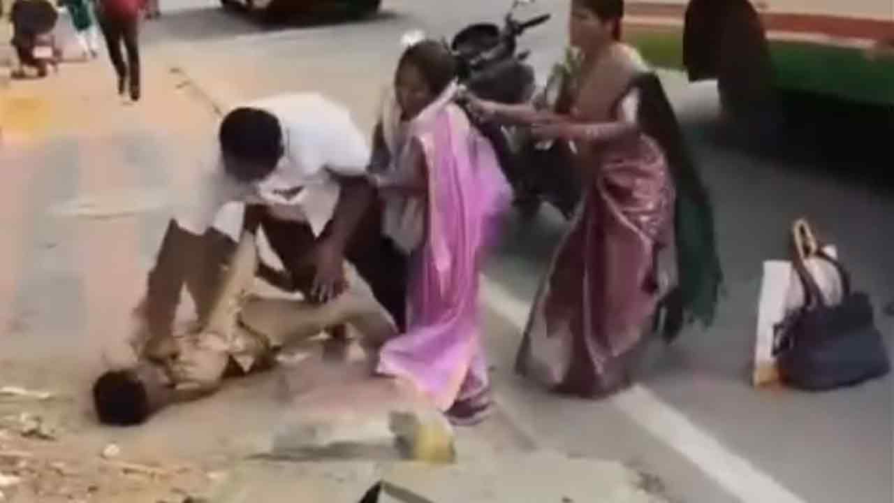 Nalgonda | నల్లగొండలో ఆర్టీసీ డ్రైవర్‌పై దాడి : వీడియో