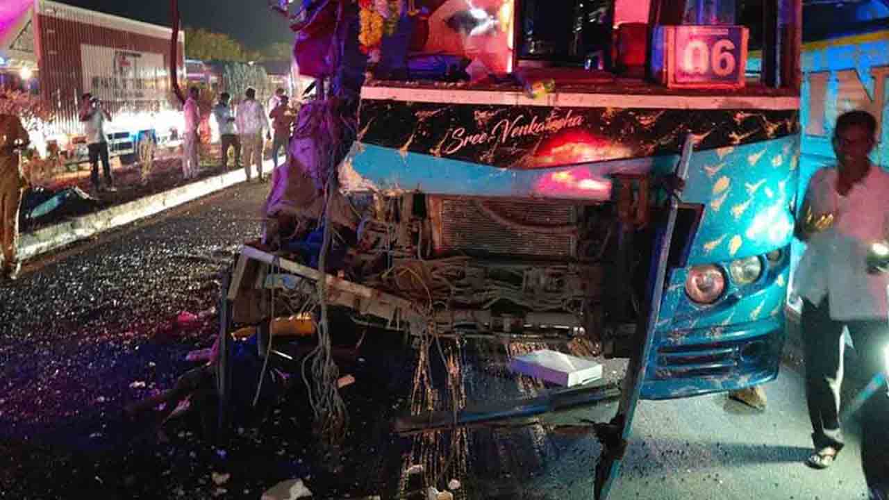 లారీని ఢీకొట్టిన వోల్వో బస్సు