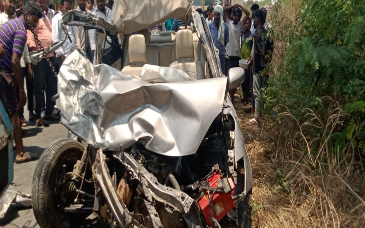 పోలేపల్లి రాంనగర్ గేట్ సమీపంలో లారీని ఢీకొన్న కారు.. వ్యక్తి మృతి