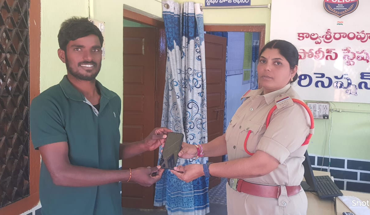 Kalvasrirampur | కాల్వశ్రీరాంపూర్‌లో పోగొట్టుకున్న సెల్‌ఫోన్‌ అప్పగింత