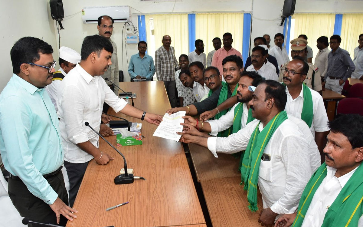 ‘యూరియా ఆన్‌లైన్ విధానం ఎత్తేయాలి’