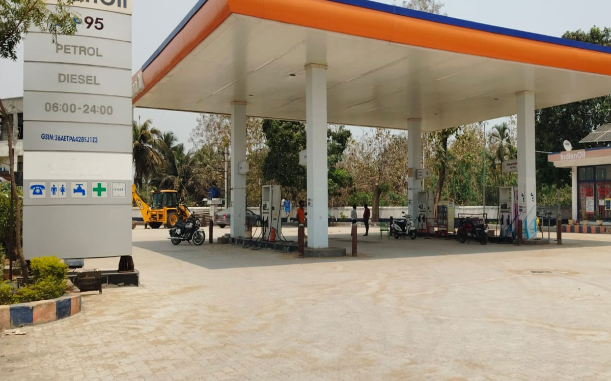 చండ్రుగొండలో మూతపడ్డ పెట్రోల్ బంకులు