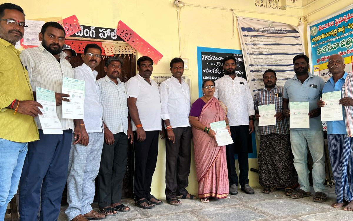 పుల్లెంలలో ల‌బ్ధిదారుల‌కు సీఎంఆర్ఎఫ్‌ చెక్కుల పంపిణీ