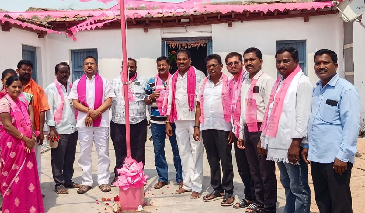 Chigurumamidi | చిగురుమామిడి లో ఘనంగా గులాబీ పండుగ.. ఊరూరా బీఆర్‌ఎస్‌ జెండాలను ఆవిష్కరించిన నాయకులు