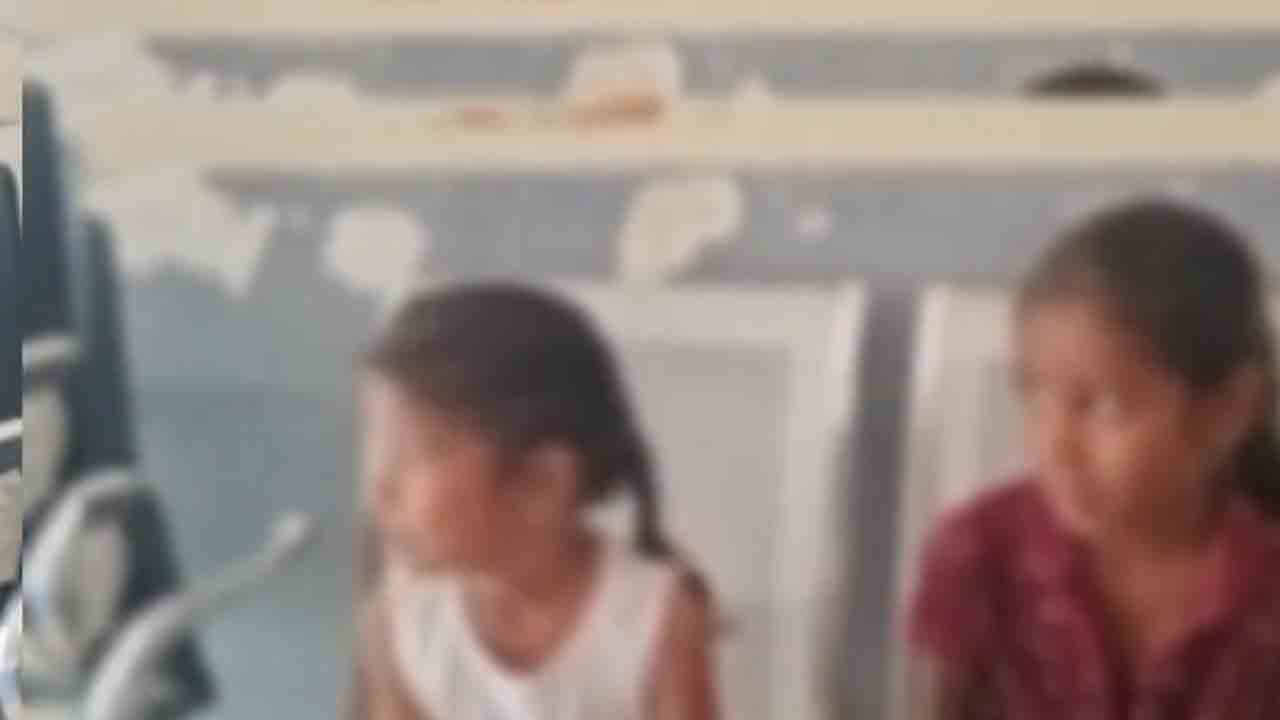 Karimnagar | మానవత్వం మరిచి పిల్లలను పోలీస్‌ స్టేషన్‌లో వదిలివెళ్లిన తల్లిదండ్రులు : వీడియో