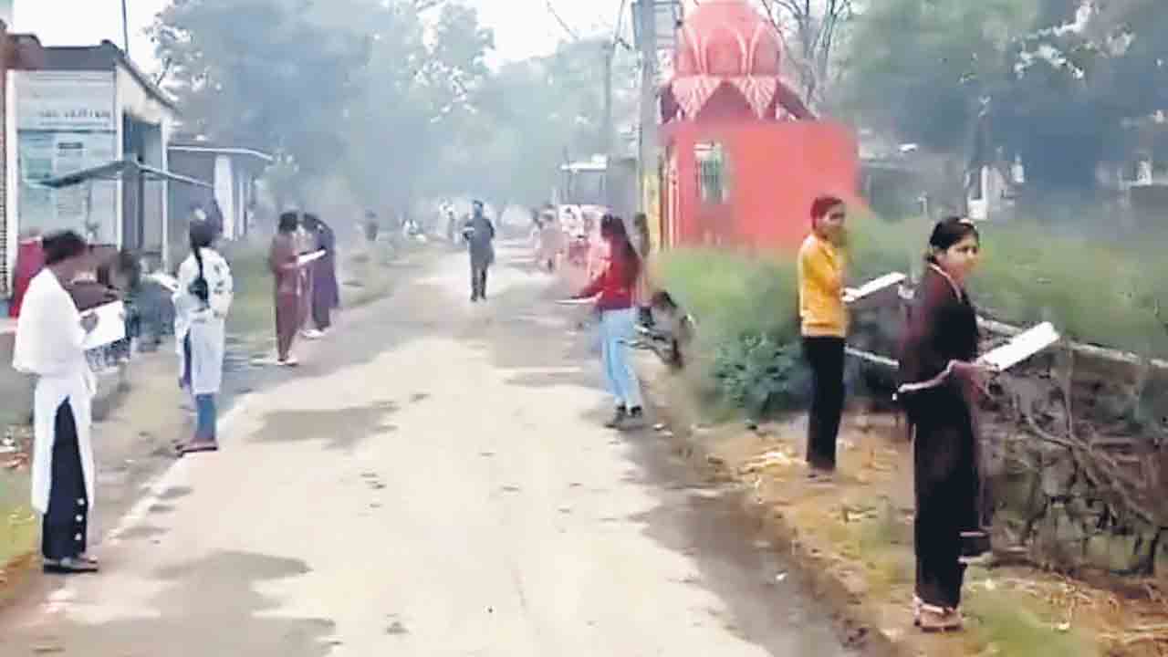 బీహార్‌లో రోడ్డు పక్కన పరీక్ష!