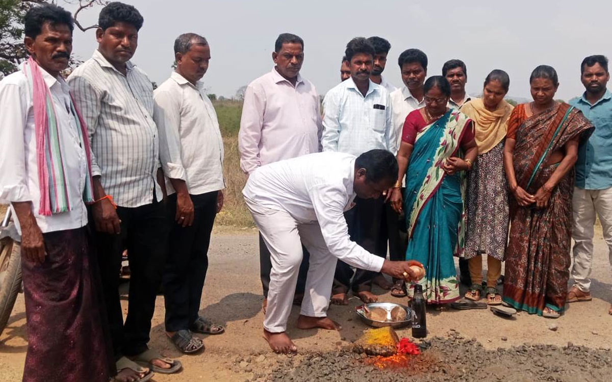 చీమలవారిగూడెంలో సీసీ రోడ్ల పనులు ప్రారంభం