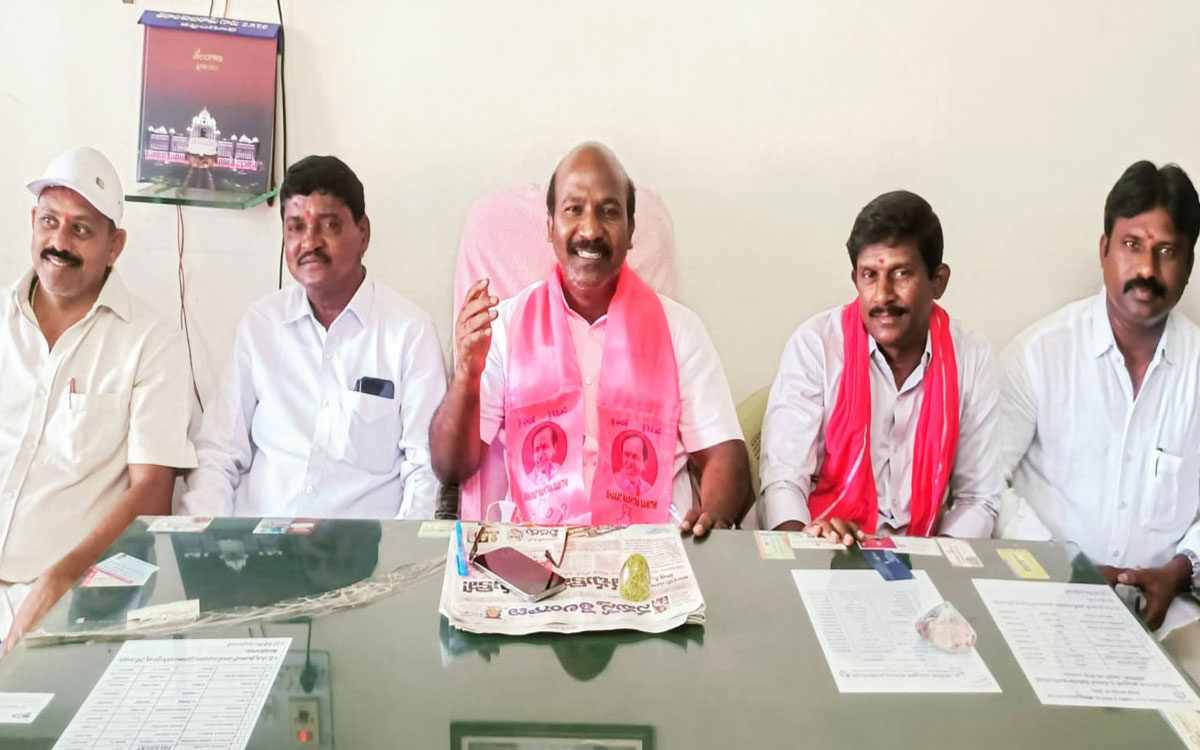 ‘కొనుగోలు కేంద్రాల్లో రైతు సంఘాల పేరిట నిలువు దోపిడి’