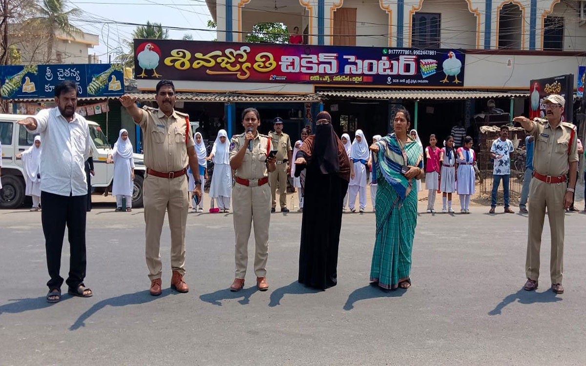 రోడ్డు భద్రతపై విద్యార్థుల‌కు అవ‌గాహ‌న