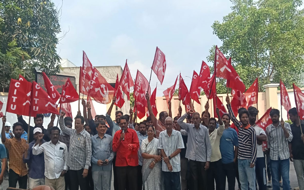 'కార్మికుల హక్కులను కాలరాస్తున్న నవభారత్ యాజమాన్యం'