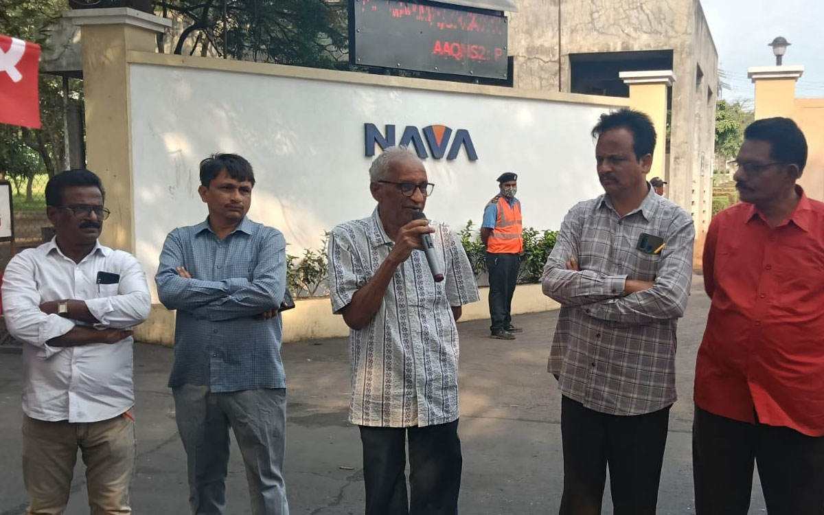 ‘కార్మికుల హక్కులను కాలరాస్తున్న నవభారత్ యాజమాన్యం’