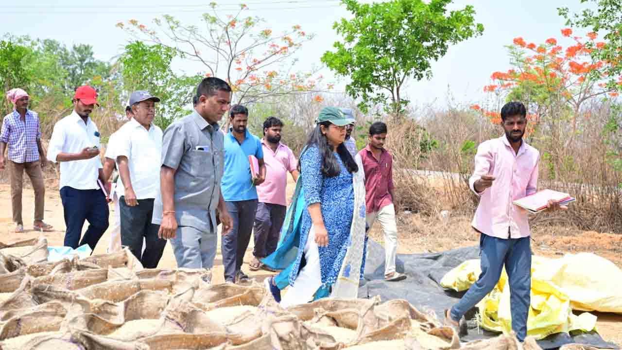 Pratima Singh | వేగవంతంగా ధాన్యం కొనుగోలు ప్రక్రియ, నిరంతర పర్యవేక్షణ అవసరం : కలెక్టర్ ప్రతిమా సింగ్