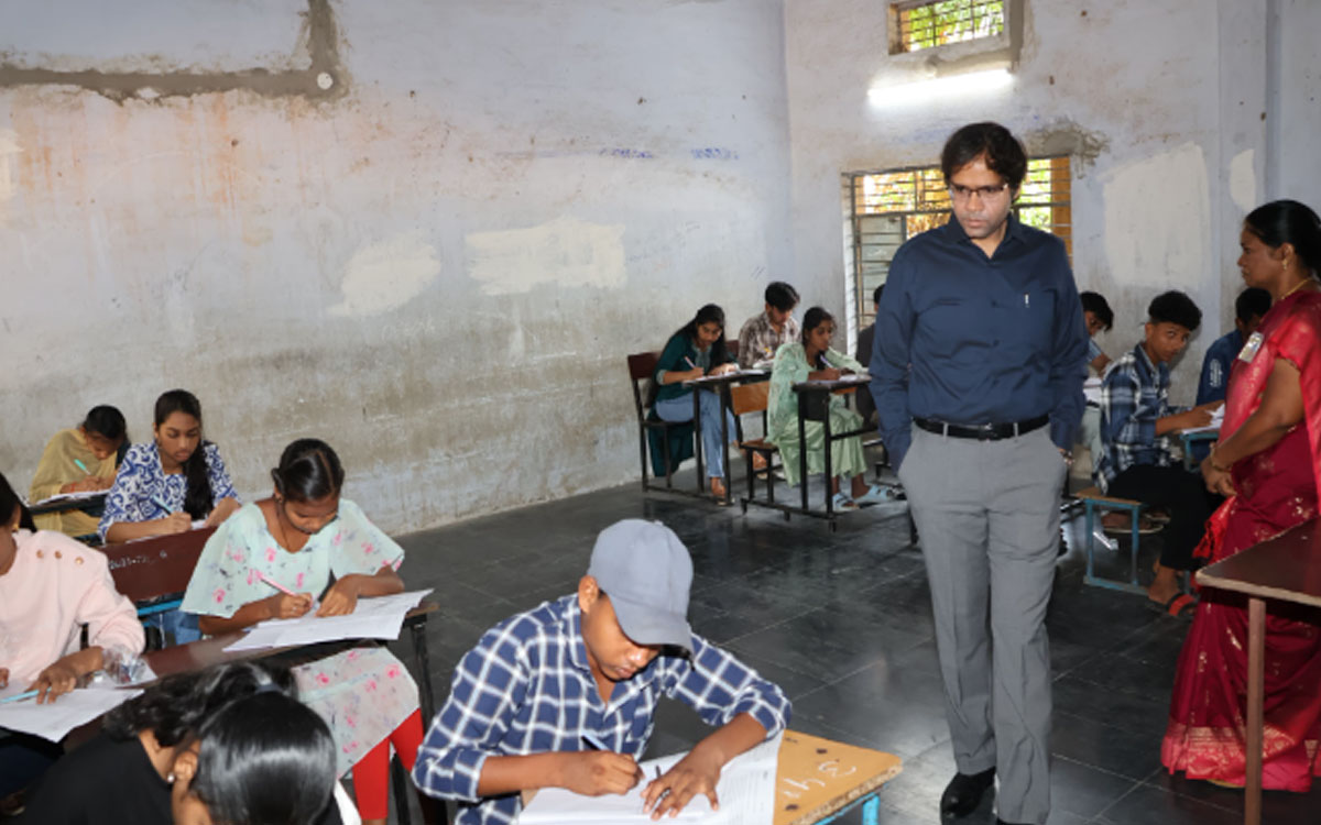 ‘పది’ ప‌రీక్ష కేంద్రాల్లో సౌక‌ర్యాల క‌ల్ప‌న‌పై కలెక్టర్ అంకిత్ త‌నిఖీ