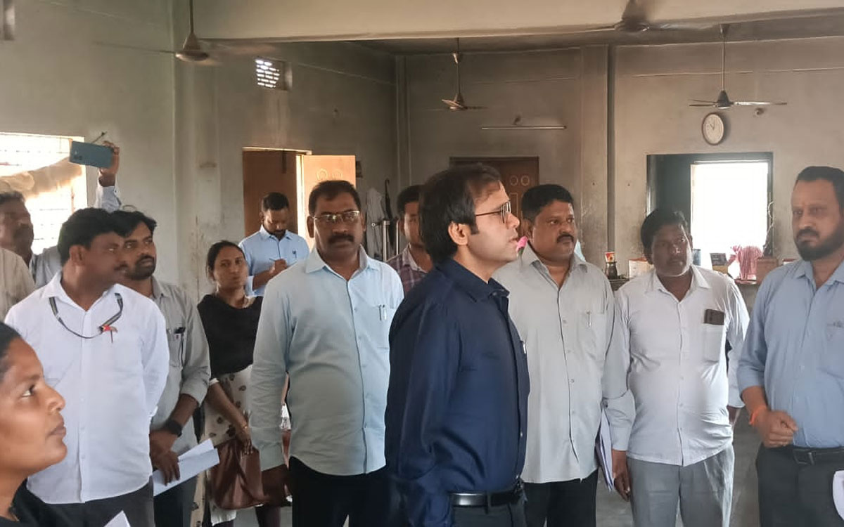 ప్ర‌భుత్వ పాఠ‌శాల‌ల్లో కలెక్టర్ అంకిత్ మెరుపు తనిఖీలు