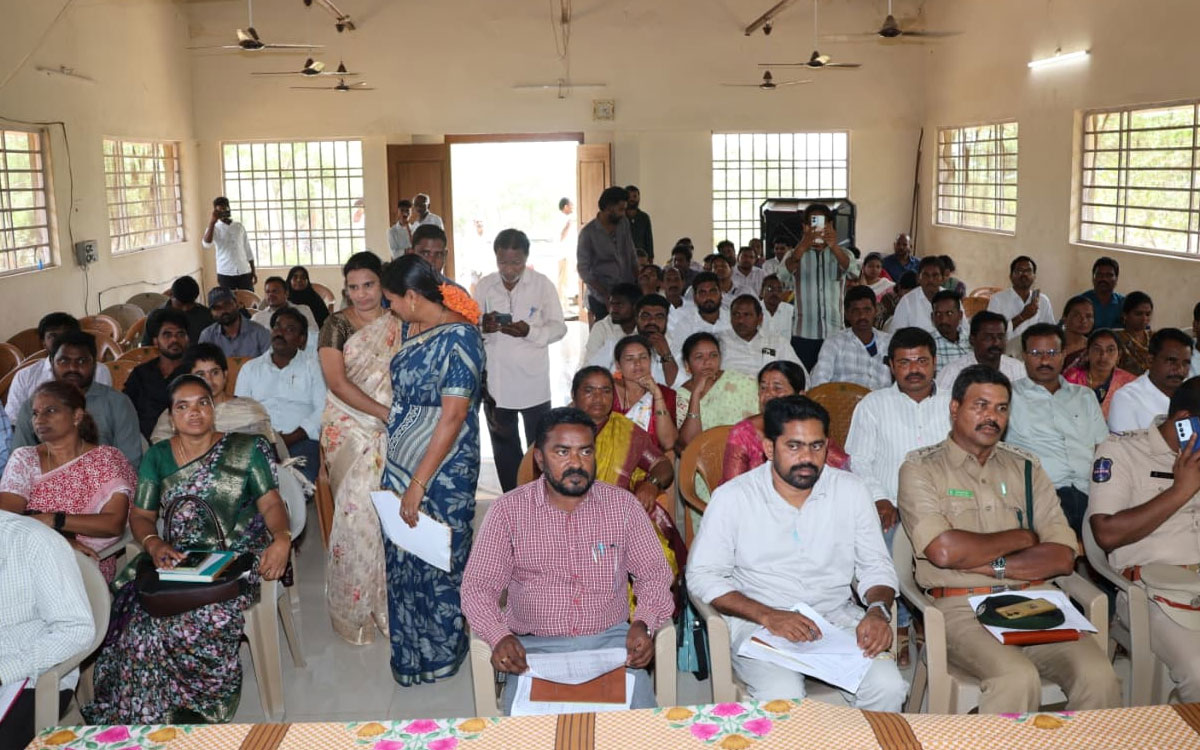 ప్రతి గ్రామ పంచాయతీని ‘మోడల్ గ్రామం’గా తీర్చిదిద్దాలి : కలెక్టర్ అంకిత్