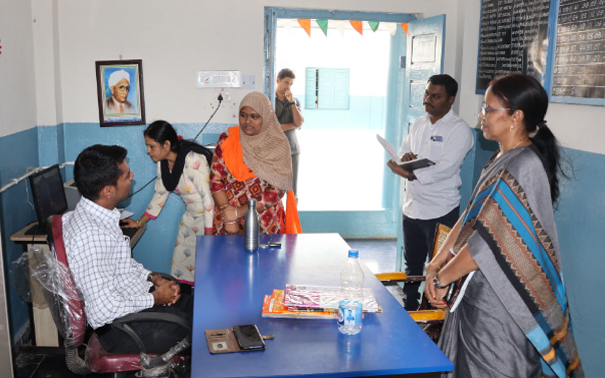 ప్రతి విద్యార్థి ఆరోగ్య వివరాలతో హెల్త్ కార్డు రూపొందించాలి : కలెక్టర్ అనుదీప్ దురిశెట్టి