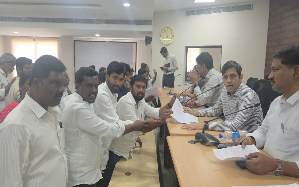 నిషేధిత జాబితాలో ఇండ్లు.. ప్రజలకు తీవ్ర ఇబ్బందులు