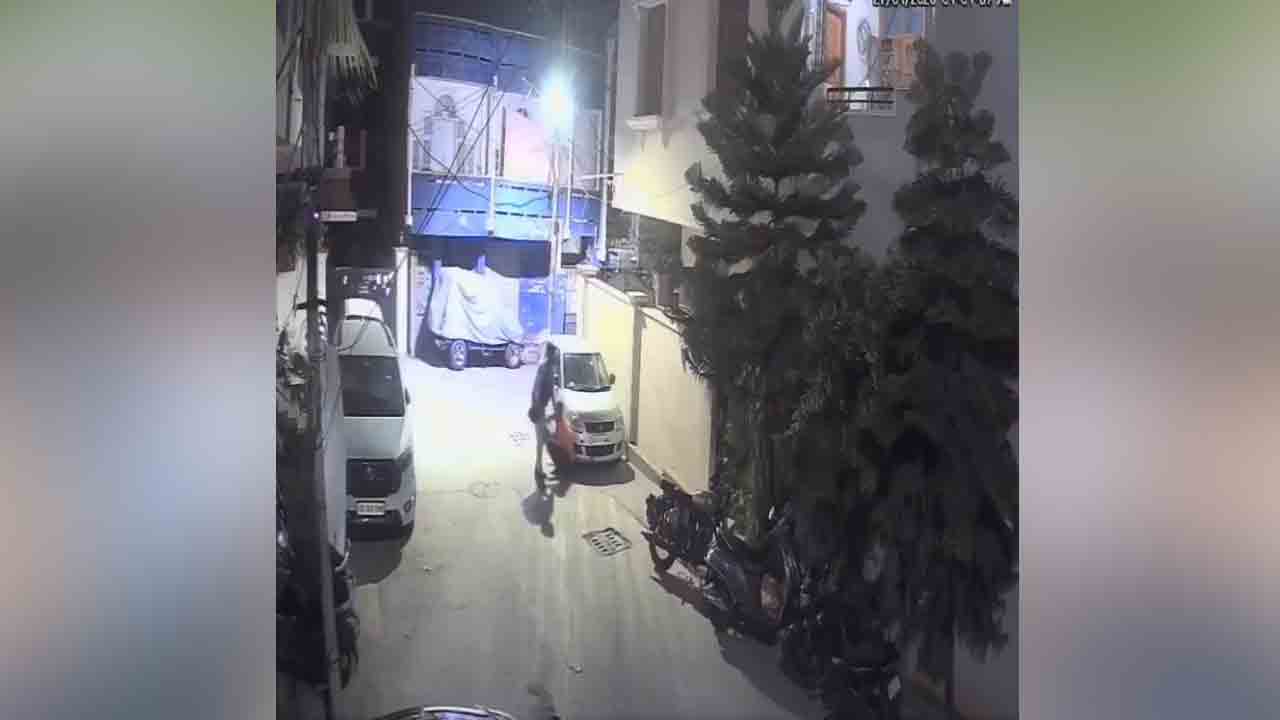 Constable | అర్ధరాత్రి కానిస్టేబుల్ వీరంగం.. రెస్టారెంట్ సిబ్బందిపై దాడి.. వీడియో