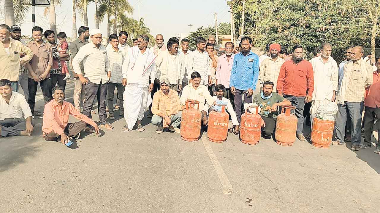వంట గ్యాస్‌ కోసం కన్నెర్ర