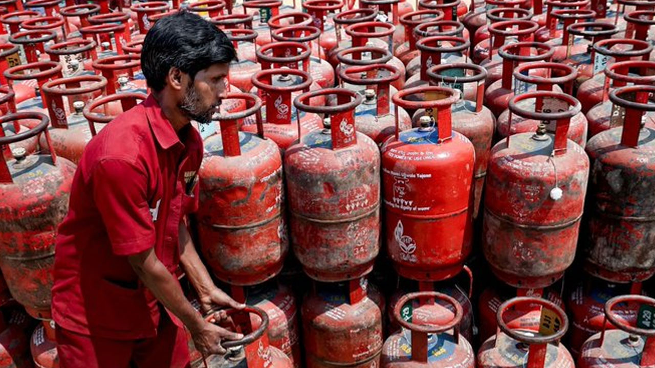 LPG Prices: సామాన్యుల‌కు ఊర‌ట‌.. డొమెస్టిక్ సిలిండ‌ర్ ధ‌ర‌లో మార్పు లేదు