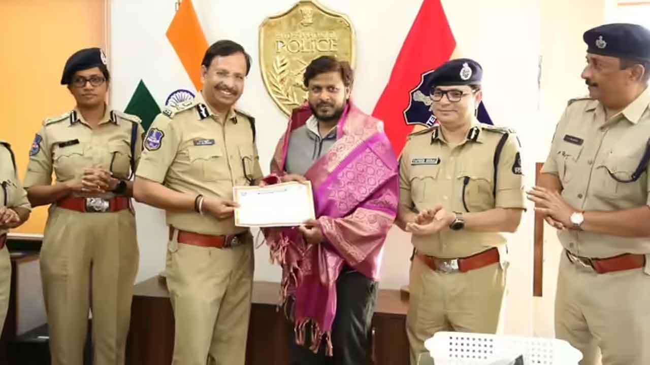 బాలికతో ఆటోడ్రైవర్‌ అసభ్యప్రవర్తన.. చిన్నారిని రక్షించిన యువకుడు..